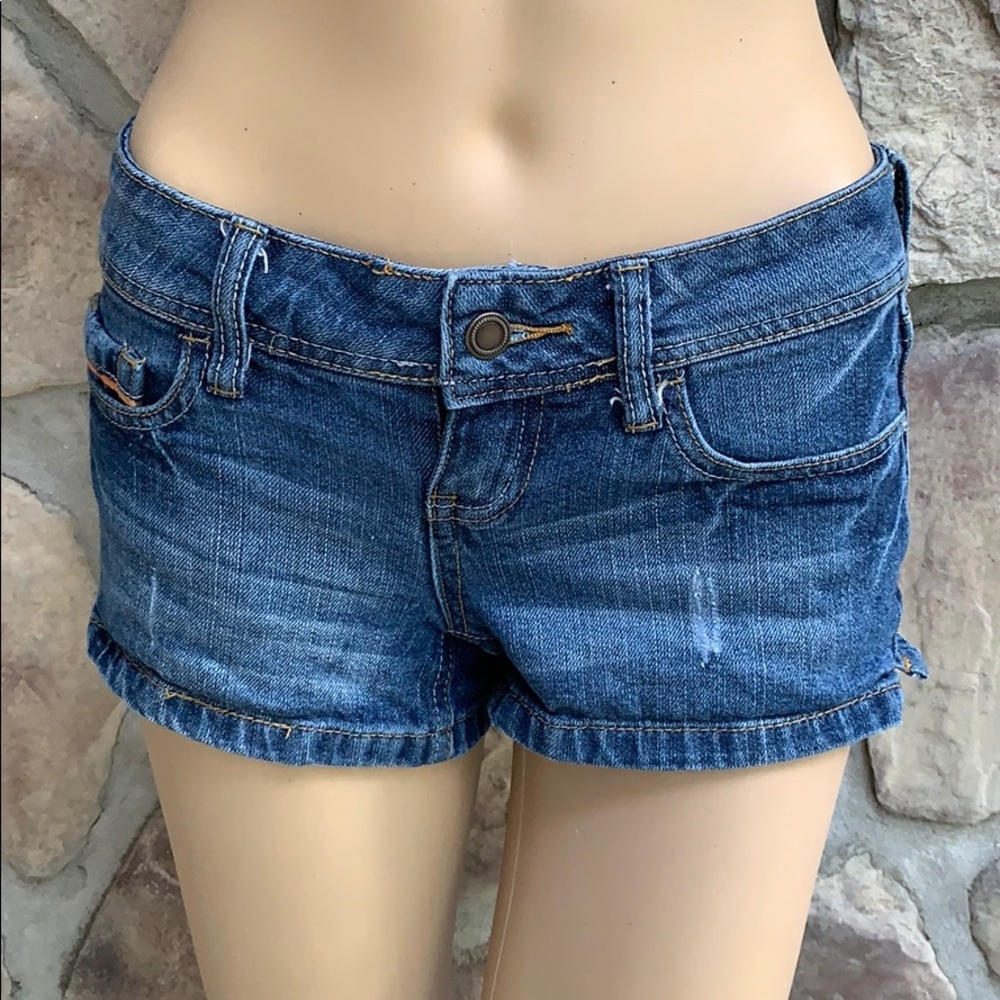 CHARLOTTE RUSSE | Medium Wash Denim Jean Shorts
